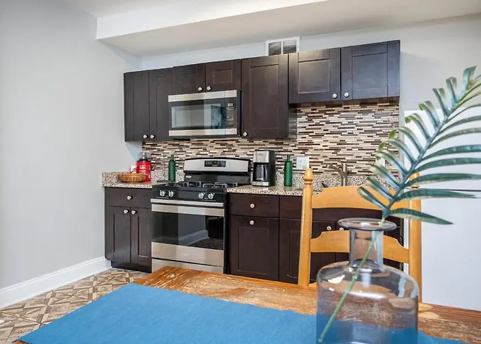 Downtown ! King Bed 24 Concierge! Onsite Parking Lm903
