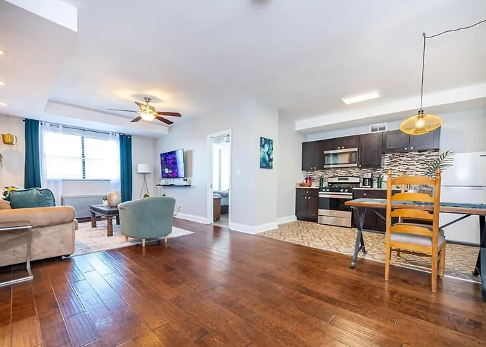 Downtown ! King Bed 24 Concierge! Onsite Parking Lm903