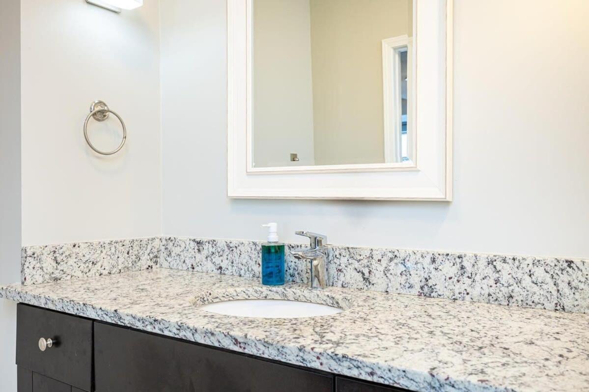 Apartamento Downtown ! King Bed 24 Concierge! Onsite Parking Lm903