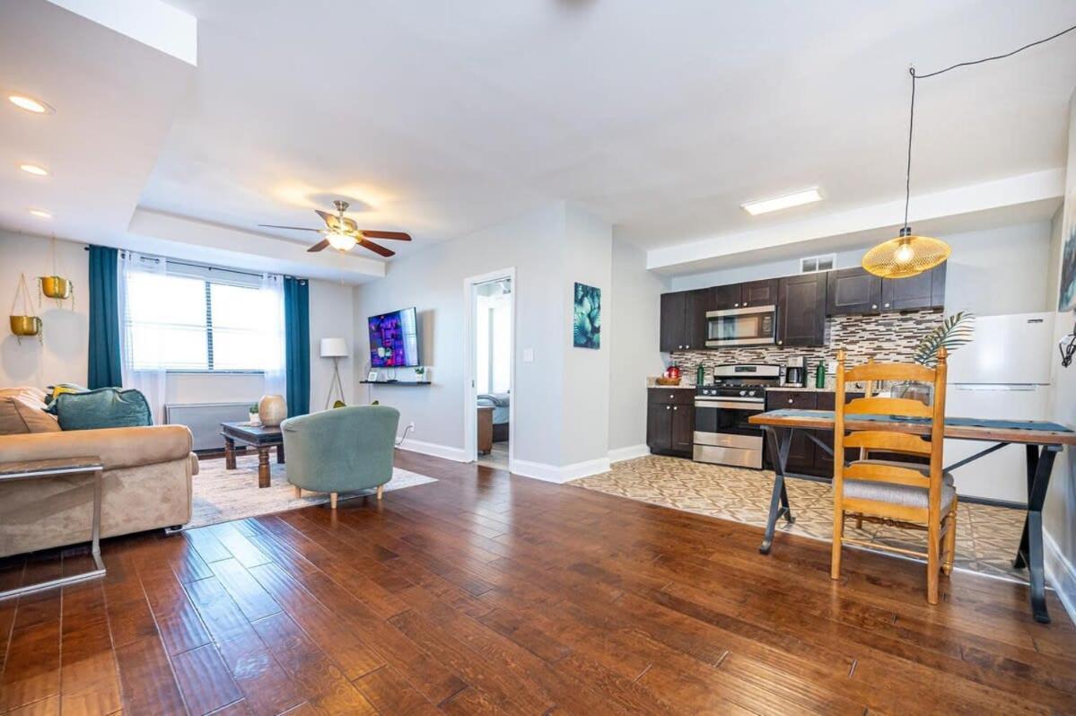 Apartamento Downtown ! King Bed 24 Concierge! Onsite Parking Lm903
